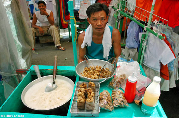 Tsitsaron là món ăn đường phố rất được yêu thích. Ảnh: my_sarisari_store.typepad.com