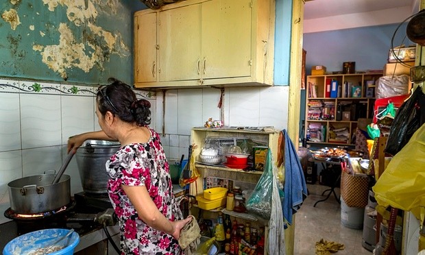 Bà Lê Thị Lang chuẩn bị trung bình 15 suất gà chiên muối ớt mỗi ngày. Ảnh: Guardian.