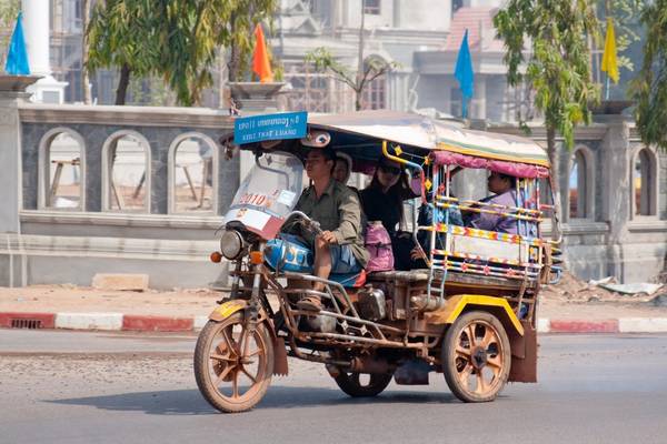 Xe tuk tuk ở thủ đô Vientiane. Ảnh: commons