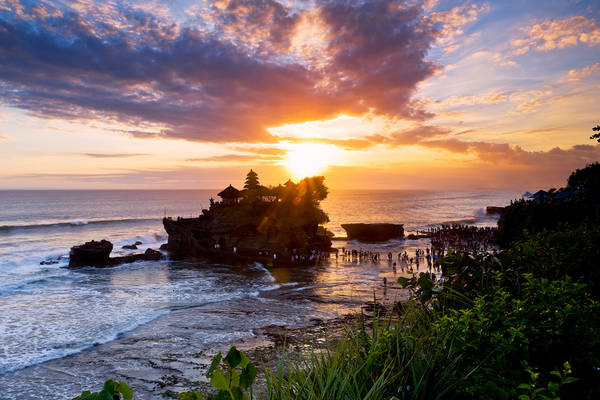 Bali: Nét đẹp hoang sơ của Bali đã thu hút du khách từ khắp nơi trên thế giới. Tại đây bạn có thể thỏa sức khám phá cảnh đồi núi, rừng xanh mát, nước biển trong xanh và những ngôi đền cổ kính. Hãy xem hình ảnh để trải nghiệm Bali nhé.