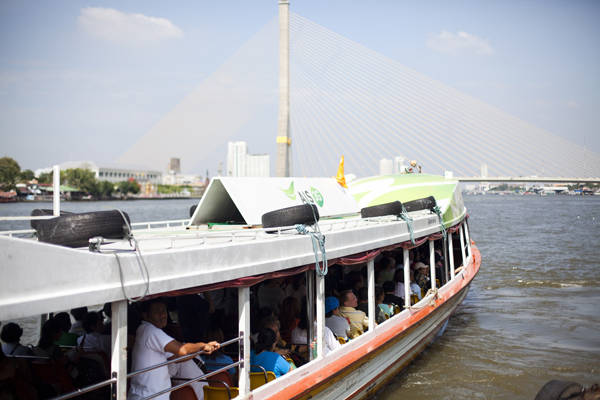 Di chuyển bằng tàu tốc hành trên sông Chao Phraya. Ảnh: Travelettes