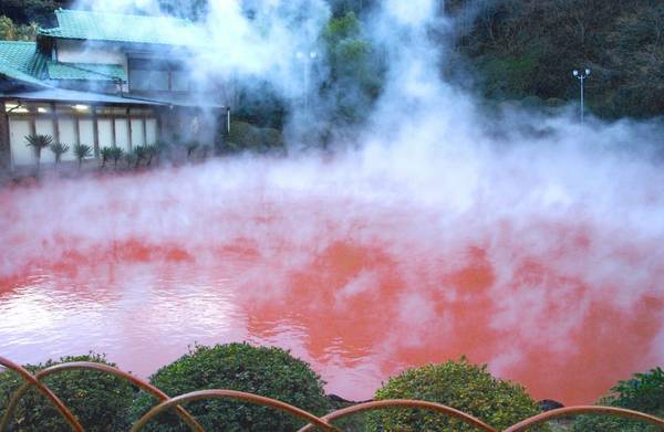 Hồ máu địa ngục là một danh lam thắng cảnh nổi tiếng ở Oita. Ảnh: planetyze.com