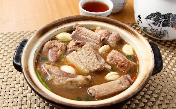Bak Kut Teh là món súp sườn heo gốc Phúc Kiến, rất được yêu thích ở Kuala Lumpur. Ảnh: Gokl.my