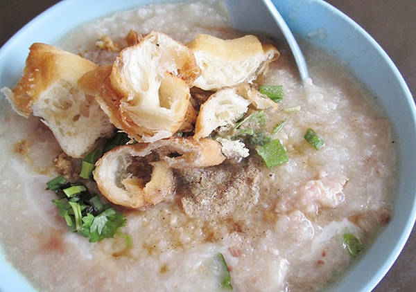 Một tô cháo Quảng Đông là loại thức ăn phù hợp nhất để bắt đầu một ngày khám phá du lịch Kuala Lumpur. Ảnh: Gokl.my