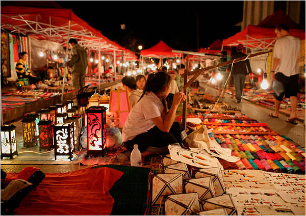 Các món hàng lưu niệm nhiều màu sắc ở chợ đêm. Ảnh: Nytimes.com