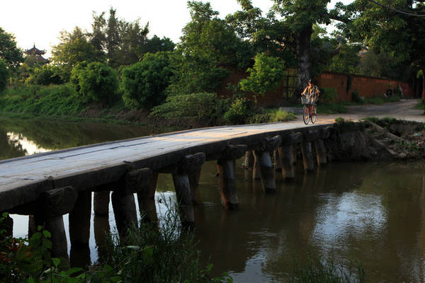 Cây cầu Nôm dẫn tới ngôi chùa cùng tên vượt qua sông Cái. Đây là cây cầu đá ngang sông duy nhất còn lại trên đất Hưng Yên. Cầu rộng chừng 2m với 9 nhịp, đầu cột đỡ ngang có trang trí vân mây và trở thành một phần hồn của làng. 
