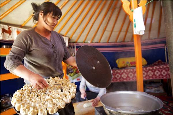 Người Mông Cổ coi bánh hấp là món ăn truyền thống không thể thiếu trong ngày Tết Tsagaan Sar. Ảnh: itsdimitri.com