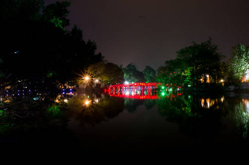 Hồ Gươm hấp dẫn du khách cả ban đêm, khi những ánh đèn chiếu xuống tạo không gian huyền ảo, đẹp mắt. Ảnh: Diệu Huyền.