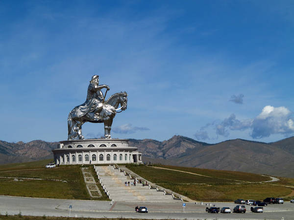 Tượng Thành Cát Tư Hãn cưỡi ngựa xung trận cao 40m đứng sừng sững là một trong những điểm đến du lịch nổi tiếng ở Mông Cổ. Ảnh: Kamloopsthisweek.com