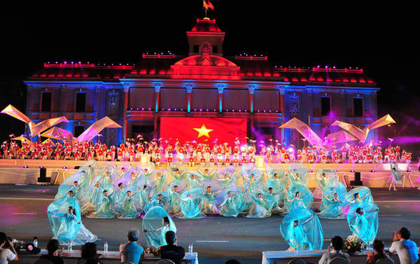 Tối 12/7, lễ hội đường phố trong khuôn khổ Festival biển 2015 được tổ chức tại quảng trường 2 Tháng 4, TP Nha Trang. Các tiết mục nghệ thuật được biểu diễn trên tông nền xanh ngọc của biển, rực đỏ cờ Tổ quốc thiêng liêng hướng về nguồn cội. Tối 12/7, lễ hội đường phố trong khuôn khổ Festival biển 2015 được tổ chức tại quảng trường 2 Tháng 4, TP Nha Trang. Các tiết mục nghệ thuật được biểu diễn trên tông nền xanh ngọc của biển, rực đỏ cờ Tổ quốc thiêng liêng hướng về nguồn cội.