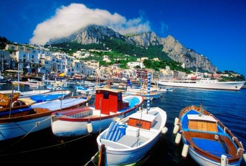Marina Grande, Italy Marina Grande nằm giữa hai bến tàu nhỏ, chào đón du khách vào cảng của vịnh Naples. Đây cũng là bãi biển rộng nhất của đảo Capri, nơi lý tưởng cho các tour thuyền lãng mạn. Bên cạnh các hoạt động tắm, lặn biển, du khách có thể ngắm nhìn những du thuyền lớn trị giá hàng triệu USD ra vào tấp nập ở cảng. 