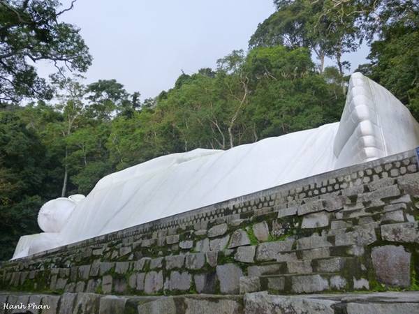 Phật Thích Ca dài nhất Đông Nam Á 49 m, tọa lạc trên đỉnh núi Tà Cú.