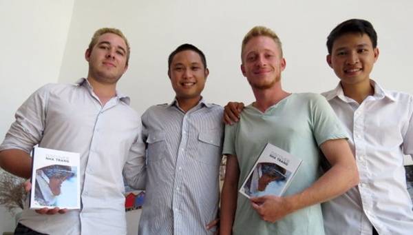 Một số thành viên trong nhóm thực hiện Discover Nha Trang (từ trái sang): Bellier Theo, Allister Esguerra, Pellegrin Jeremie và Ngô Tùng Bách (hỗ trợ tiếng Việt). Ảnh: Duy Thanh.