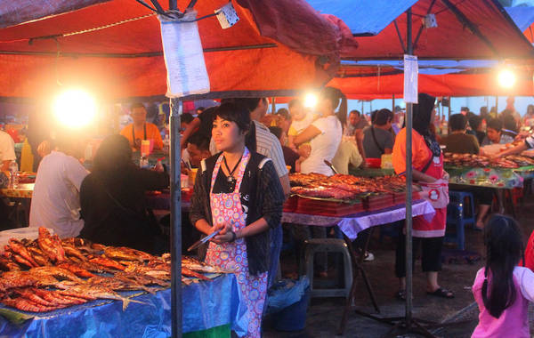 Chợ đêm Kota Kinablu nằm bên bãi biển xinh đẹp. Ảnh: Notesofnomads