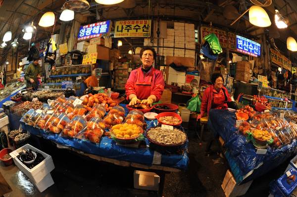 Chợ cá Noryangjin là nơi du khách có thể thoải mái trả giá. Ảnh: Ayu452-adventures