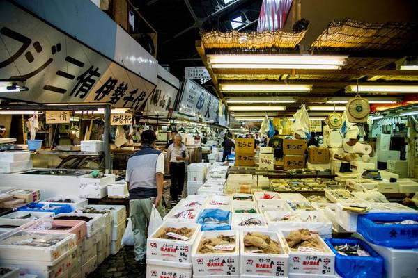 Ước tính có tới gần 400 loài hải sản tươi, đông lạnh hoặc chế biến có mặt tại Tsukiji. Ảnh: Travelnation.co.uk