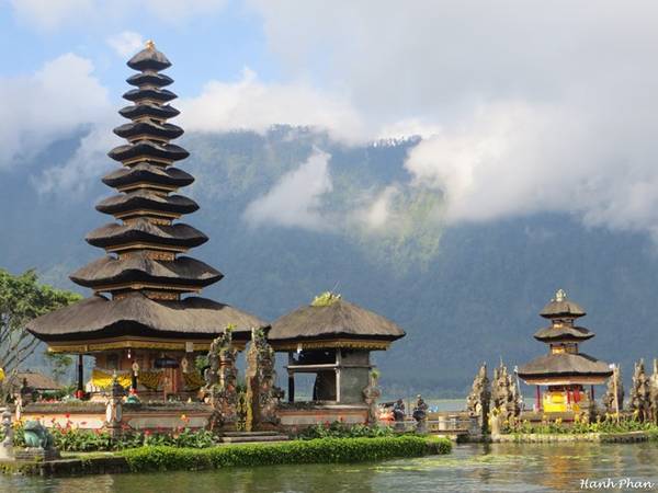 Đền nước Ulun Danu trên mặt hồ Beratan ở đảo Bali.