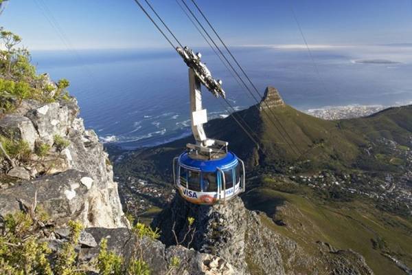 4. Núi Bàn, Cape Town, Nam Phi. 5 phút đi trên tuyến cáp treo tới đỉnh núi Bàn, Cape Town, Nam Phi sẽ là một trải nghiệm đặc biệt bạn không bao giờ có ở nơi khác. Vừa di chuyển trên cao, buồng cáp vừa xoay tự động 360 độ cho bạn cảm giác hưng phấn và không bỏ xót một cảnh đẹp nào, từ toàn cảnh Cape Town, vịnh Bàn đến đảo Robben và vùng ven biển Đại Tây Dương.
