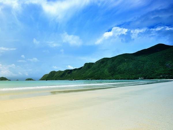 Các bãi biển của Việt Nam với cát trắng, nước trong và cảnh quan đẹp được nhiều du khách lựa chọn làm nơi nghỉ ngơi, thư giãn. Ảnh: Business Insider.