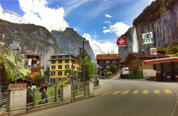 Nằm ẩn mình trong vùng Bernese Oberland trên dãy Alpes của Thụy Sĩ, cách thủ đô Bern 70km về phía Đông Nam là thung lũng Lauterbrunnen, nơi được coi là một trong những thung lũng đẹp nhất châu Âu.