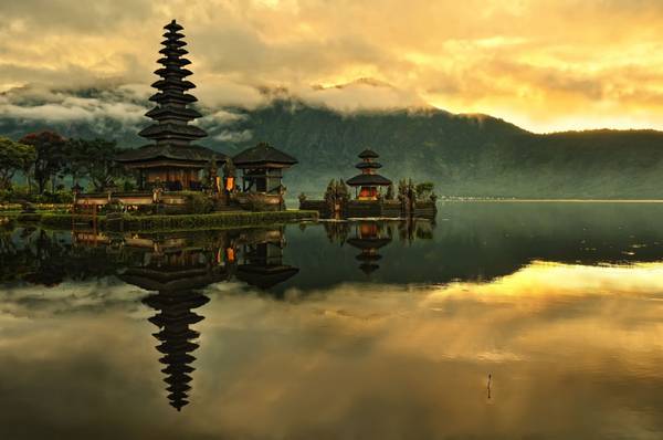 Vẻ đẹp ấn tượng của đền Ulun Danu. Ảnh: Layoverguide.com