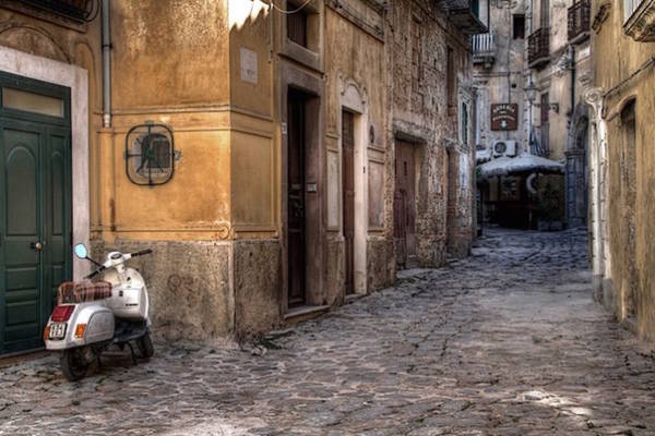 Những con đường đá nổi danh bên trong thị trấn cổ Tropea - Ảnh: caro diario