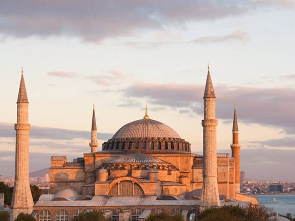 Tọa lạc ngay trung tâm của thủ đô Istanbul, Hagia Sophia là một công trình kiến trúc độc đáo với 4 ngọn tháp bao quanh trông như những tên lửa khổng lồ. Được xây dựng vào thế kỉ thứ 6 sau Công Nguyên, Hagia Sophia trở thành nhà thờ Hồi giáo và kể từ năm 1935, nơi đây được biết đến như một viện bảo tàng