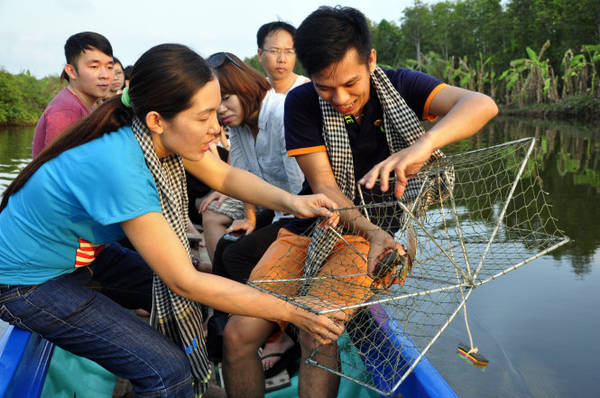 Đặt lọp bắt cua - Ảnh: TR.TH.D. Đặt lọp bắt cua - Ảnh: TR.TH.D.