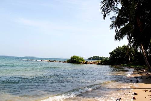 Biển trong xanh và đẹp ở đảo Hải Tặc. Ảnh: Phạm Quang Tuân.