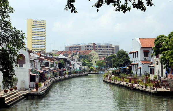 Dòng sông chảy hiền hòa giữa đô thị cổ Malacca. 