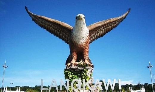 Bức tượng đại bàng nâu đỏ tuyệt đẹp và uy nghi, sẵn sàng cất cánh là biểu tượng của đảo Langkawi xinh đẹp.