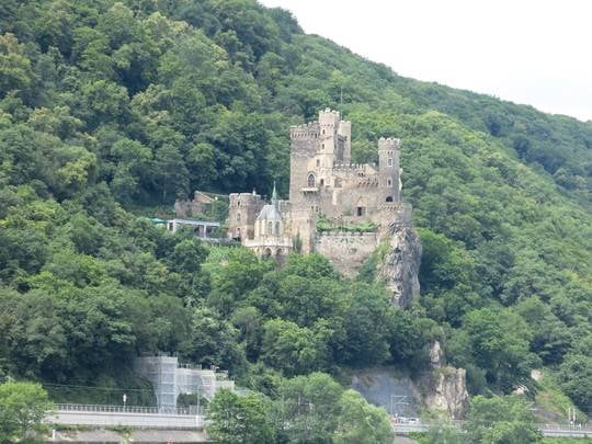 Lâu đài Rheinstein được xây vào đầu thế kỷ 14. Từ sông Rhein có một con đường bộ lên lâu đài và khi lên đến đây bạn có thể thỏa thích ngắm nhìn các làng mạc tuyệt đẹp dọc sông Rhein như Trechtingshausen, Assmannshausen.