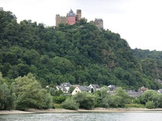 Lâu đài Schönburg hiện là một khách sạn nổi tiếng dành cho giới trẻ.
