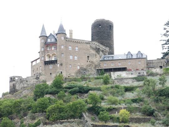Lâu đài Mèo (Cat castle) được xây dựng vào nửa sau thế kỷ 14. Từ năm 1989 lâu đài trở thành tài sản của một người Nhật và hiện đang được dùng làm khách sạn