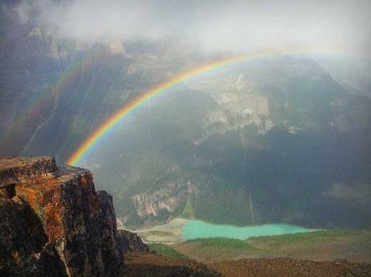 <strong>1. Cầu vồng trên hồ Louise từ đỉnh núi Fairview, Alberta, Canada: </strong> Lake Louise là một hồ nước tuyệt đẹp nằm trong khuôn viên vườn quốc gia Banff ở Canada. Nước hồ có màu ngọc bích nhờ vào lượng chất khoáng trong nước.