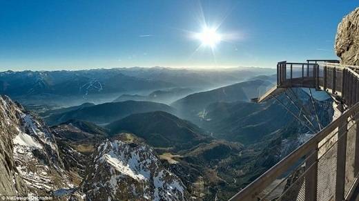 11. Cầu thang Dachstein, Áo  Khu nghỉ dưỡng Dachstein Glacier ở dãy núi Alpes nổi tiếng với cây cầu cao nhất thế giới với độ cao 396m tính từ chân núi.