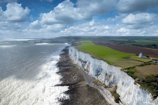 13. White Cliffs of Dover, Anh  Vách đá Dover sẽ đem đến cho bạn những cảnh đẹp hết sức ngoạn mục của bờ biển Anh, eo biển Dover và cả bờ biển Pháp.