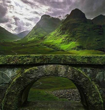 16. Cầu Mossy Arch, Glencoe, Scotland  Cây cầu đá cổ kính được phủ kín bởi rêu xanh này nằm ở cao nguyên Scotland.