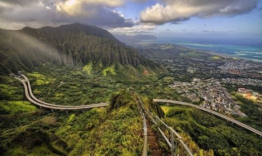 17. Cầu thang Haiku, O’ahu, Hawaii  Cầu thang Haiku hiên ngang giữa trời.