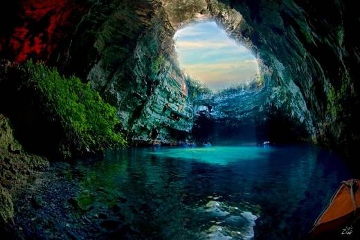 20. Hang động Melissani, Kefalonia, Hy Lạp  Trong thần thoại Hy Lạp, các nữ thần cây cỏ đã từng sống trong hang động tuyệt đẹp này và thu hút đàn ông bằng vẻ đẹp tuyệt trần của mình. Dưới ánh mặt trời, ai được ánh sáng xanh chiếu vào người khi bơi ở đây sẽ nhận được nhiều điều may mắn.