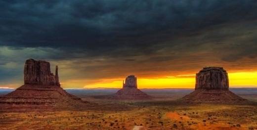 23. Thung lũng Monument, Utah   Bạn có thấy thung lũng này trông quen không? Nơi đây thường được các nhà làm phim Hollywood chọn làm bối cảnh đấy. Cấu trúc bằng đá sa thạch khổng lồ thống trị cảnh quan của thung lũng rộng lớn này. Đặc biệt, Monument còn được ví như một phiên bản yên tĩnh hơn của hẻm núi đá Grand Canyon.