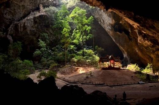 25. Hang Phraya Nakhon, Thái Lan   Hang Phraya Nakhon thuộc vườn quốc gia Khao Sam Roi Yot. Hang động kì quái này gồm hai hang nhỏ được tạo bởi sự sụp đổ của đá ở trần hang. Đây còn là nơi thờ phụng vua Chulalongkorn.