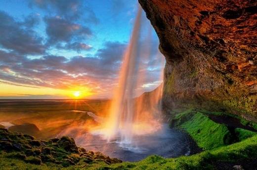 28. Thác Seljalandsfoss, Þórsmerkurvegur, Ai-len   Seljalandsfoss là một trong những thác nước nổi tiếng nhất ở Ai-len, đổ xuống từ độ cao hơn 60m.