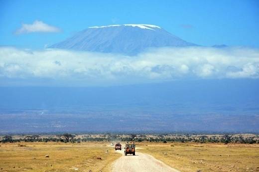 3. Ngắm núi Kilimanjaro từ Amboseli, Kenya  Hàng năm, núi Kiliminjaro thu hút hơn 40.000 du khách, chưa tính những người khuân vác, đầu bếp và hướng dẫn viên.