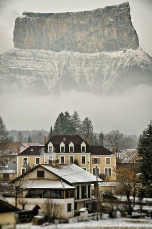 30. Xã Chichilianne, vùng Rhone Alpes, Pháp   Đỉnh Aiguille với độ cao gần 2.000km hoàn toàn có thể cho bạn thưởng ngoạn những khung cảnh đẹp đến nghẹt thở mọi lúc, mọi nơi, mọi góc nhìn.