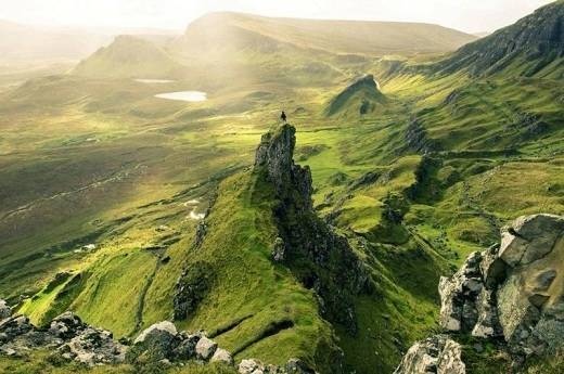 31. Đảo Skye, Scotland   Đảo Skye nổi tiếng với cảnh quan tự nhiên và đời sống hoang dã. Bên cạnh các hồ nước yên ả và ngọn núi hùng vĩ, núi đá lở Quiraing là đại diện cho những gì đẹp nhất của hòn đảo này.