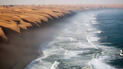 32. Nơi giao nhau giữa sa mạc Namib và biển Atlantic, Swakop, Namibia   Ở Namibia, không khó để bắt gặp những đồi cát cao và tuyệt diệu nhất trên thế giới. Những đồi cát này tiếp tục kéo dài cho đến sát bờ biển Atlantic, tạo nên một cảnh quan kì vĩ hơn bao giờ hết.