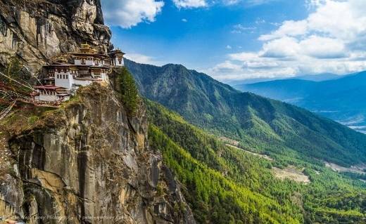 34. Hang Cọp, Bhutan   Nằm ở thung lũng Paro thuộc dãy Himalaya, tu viện cổ này là một nơi linh thiêng của đạo Phật. Nếu có dự định đến đây, tốt nhất là bạn nên đi vào mùa xuân, khi không khí mát mẻ và hoa nở khắp nơi.