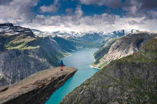 35. Trolltunga, Norway   Trolltunga lơ lửng ở độ cao 701m so với hồ Ringedalsvatnet. Đứng ở bệ đá tự nhiên này, bạn có thể trông ra bốn bề thiên nhiên kì vĩ của núi rừng nơi đây.