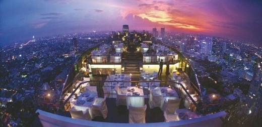 36. Khách sạn Vertigo, Bangkok, Thái Lan   Moon Bar của khách sạn này không chỉ phù hợp cho một bữa ăn tối đầy lãng mạn và riêng tư, mà còn là vị trí hoàn hảo để ngắm một Bangkok nhộn nhịp từ trên cao.